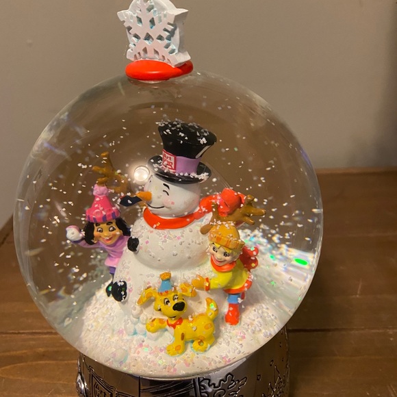 Art Van Frosty the Snowman Musical Snow Globe 2017 - Picture 5 of 9